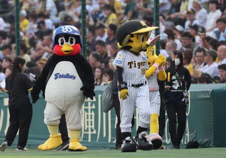 　トラッキーと声援に応えるつば九郎＝２０２４年７月