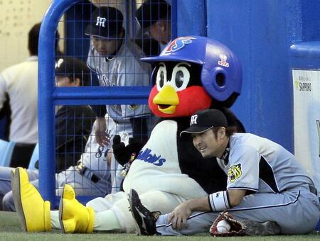 　試合前、阪神ベンチ横でくつろぐつば九郎＝２０１１年９月