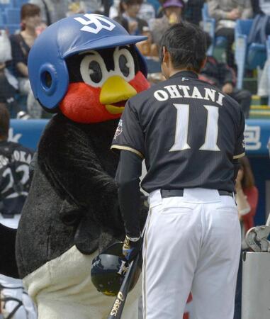 　試合前、つば九郎（左）と握手を交わす日本ハム・大谷＝１３年３月