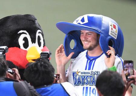 　試合後、つば九郎の巨大帽子をかぶるバウアー＝２３年７月