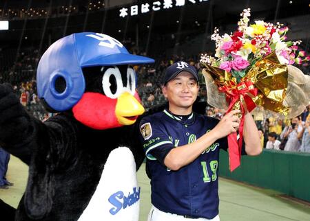 　公式戦通算１５０勝を挙げ、つば九郎の祝福に笑顔を見せる石川＝１６年８月
