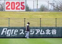 　試合前、外野フェンス沿いを歩く新庄監督（撮影・佐藤厚）