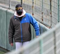 　試合前、外野フェンスを確認する新庄監督