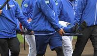 　８回、マルティネスの打球を追ってフェンスに激突し、担架で運ばれる樋口（撮影・佐藤厚）
