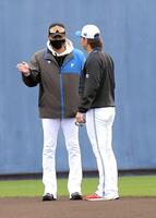 　宮西（右）と話す新庄監督（撮影・佐藤厚）