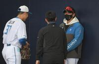　古林睿煬（左）に話しかける新庄監督（撮影・佐藤厚）