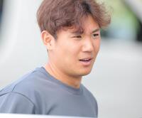 　昼過ぎに車に乗り球場を後にする奥川（撮影・吉澤敬太）