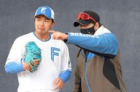 　松浦（左）にアドバイスする新庄監督（撮影・佐藤厚）