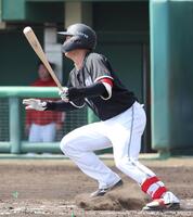 　４回、中前打を放つ西川（撮影・市尻達拡）