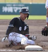 　６回、中堅のへタイムリー三塁打を放ち、三塁へ滑り込む西川（撮影・市尻達拡）