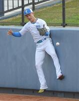 　フェンス際の打球処理を練習する浅間（撮影・佐藤厚）