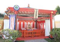 　参拝に訪れるファンが絶えない球場入口付近にあるつば九郎神社（撮影・吉澤敬太）