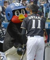 　試合前、つば九郎（左）と握手を交わす日本ハム・大谷＝１３年３月