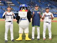 　Ｍ１１を点灯させ、そろって「１１」ポーズをする（左から）西浦、つば九郎、奥川、田口＝２０２１年１０月