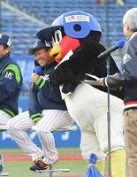 　田口（左）とじゃれあうつば九郎＝２０２１年３月