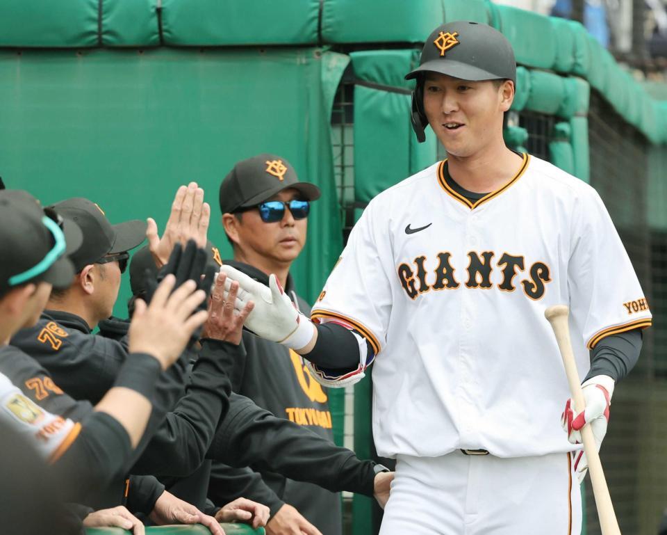 　サヨナラ本塁打を放ち阿部監督（左から２人目）とタッチをかわす秋広