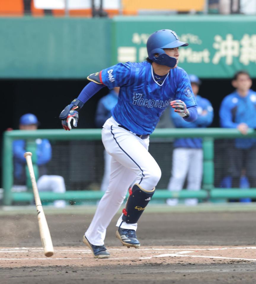 　２回、右前に先制打を放つ度会（撮影・西岡正）