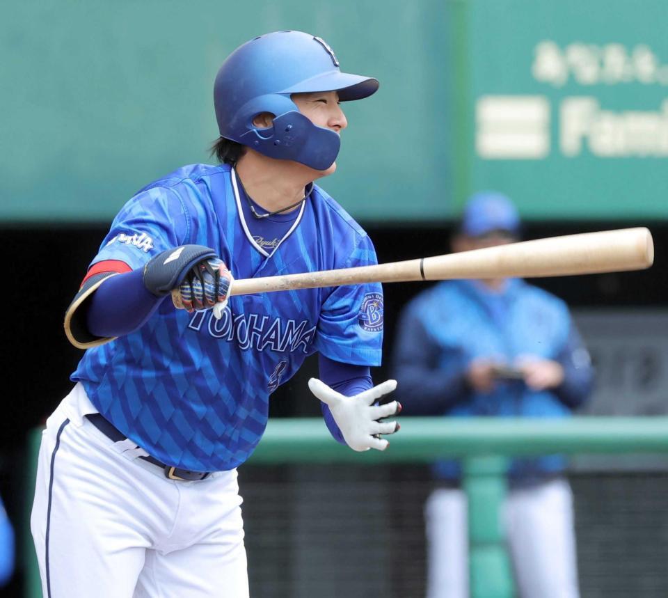 　２回、右前先制打を放つ度会