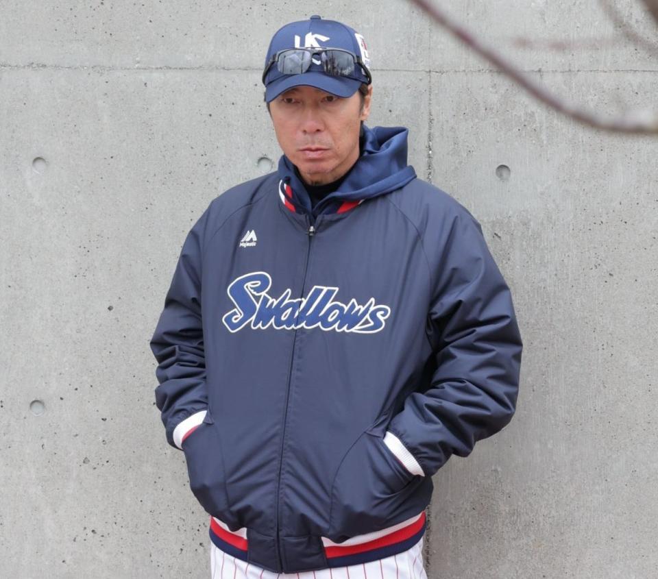 　奥川のコンディショニング不良に表情を曇らせる高津監督（撮影・吉澤敬太）