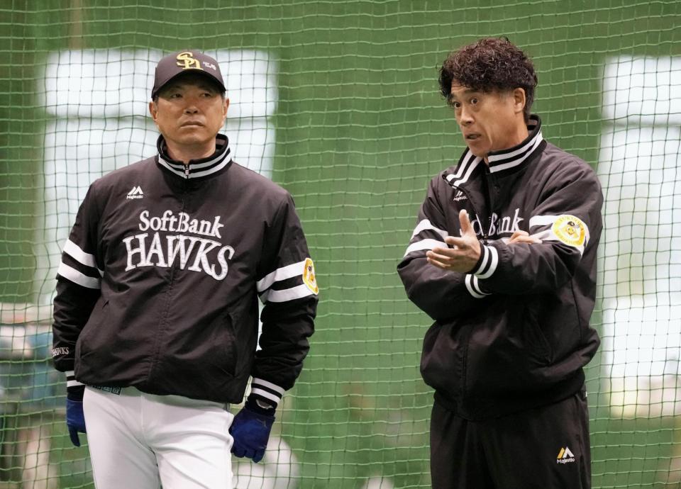 　練習中に話す小久保監督（左）と城島チーフ・ベースボール・オフィサー