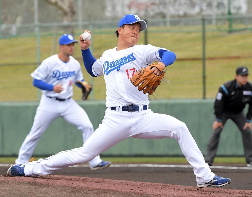 　先発し力投する柳。後方は一塁手・ボスラー（撮影・佐藤厚）