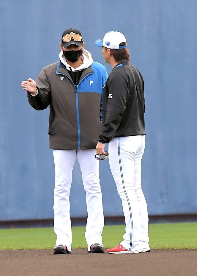 　宮西（右）と話す新庄監督（撮影・佐藤厚）