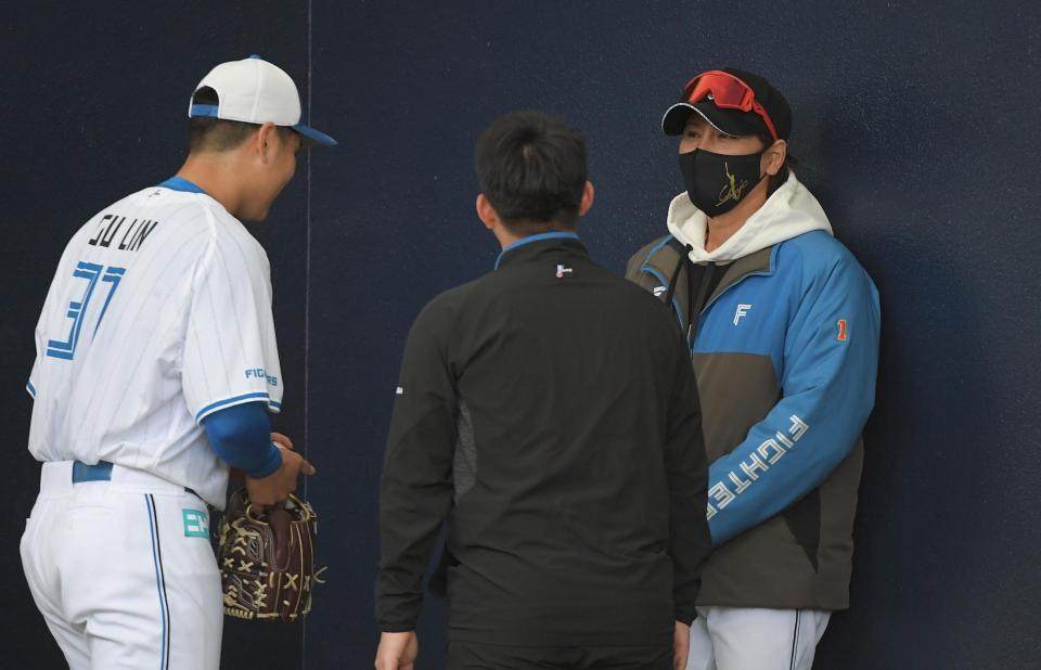 　古林睿煬（左）に話しかける新庄監督（撮影・佐藤厚）