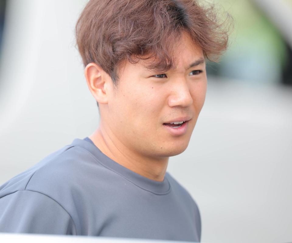 　昼過ぎに車に乗り球場を後にする奥川（撮影・吉澤敬太）