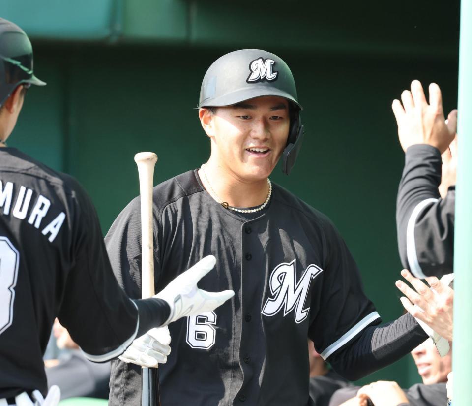 　６回、安田の右前タイムリーで生還し、タッチを交わす西川（撮影・市尻達拡）