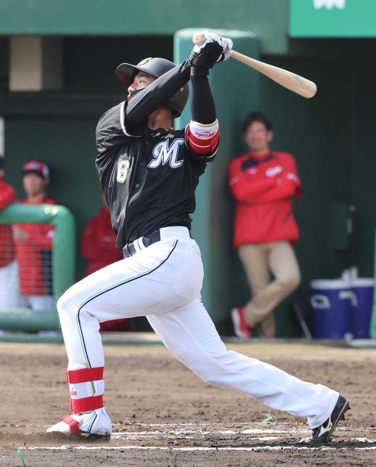 　６回、中堅のへタイムリー三塁打を放つ西川（撮影・市尻達拡）