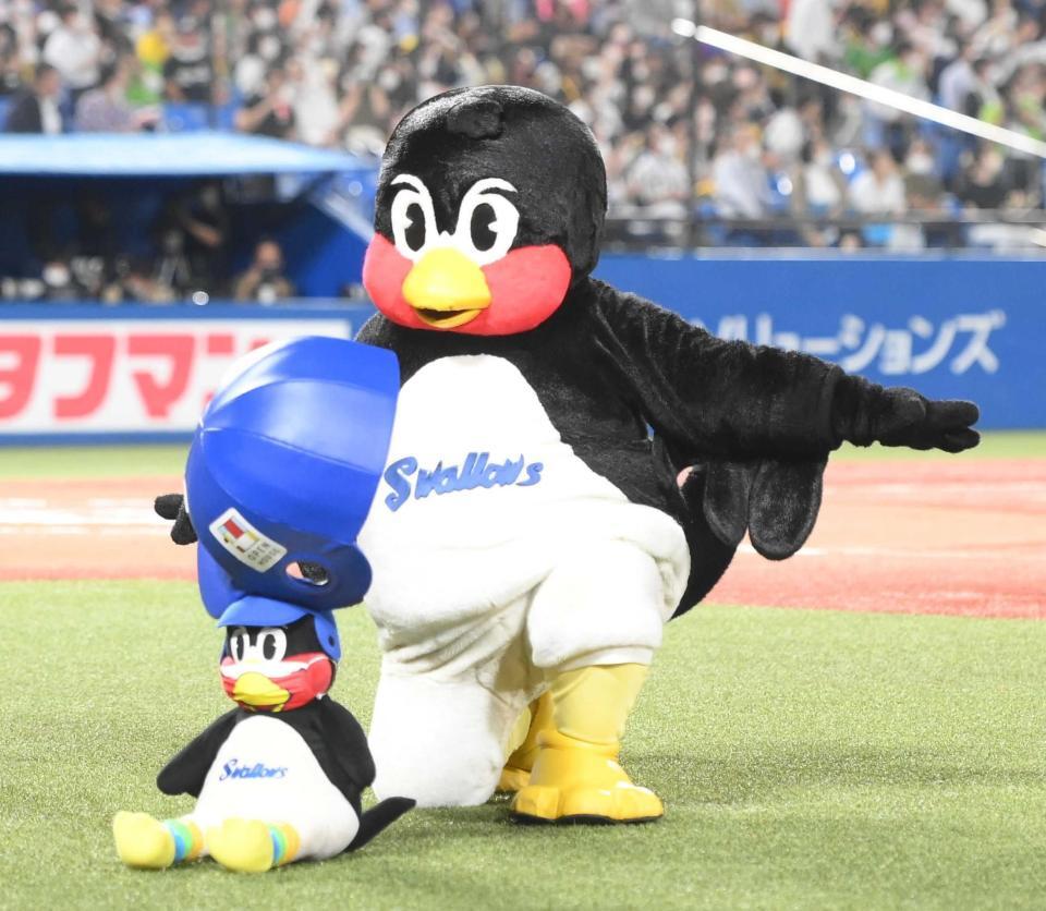 　恒例のくるりんぱを披露するつば九郎＝２２年９月