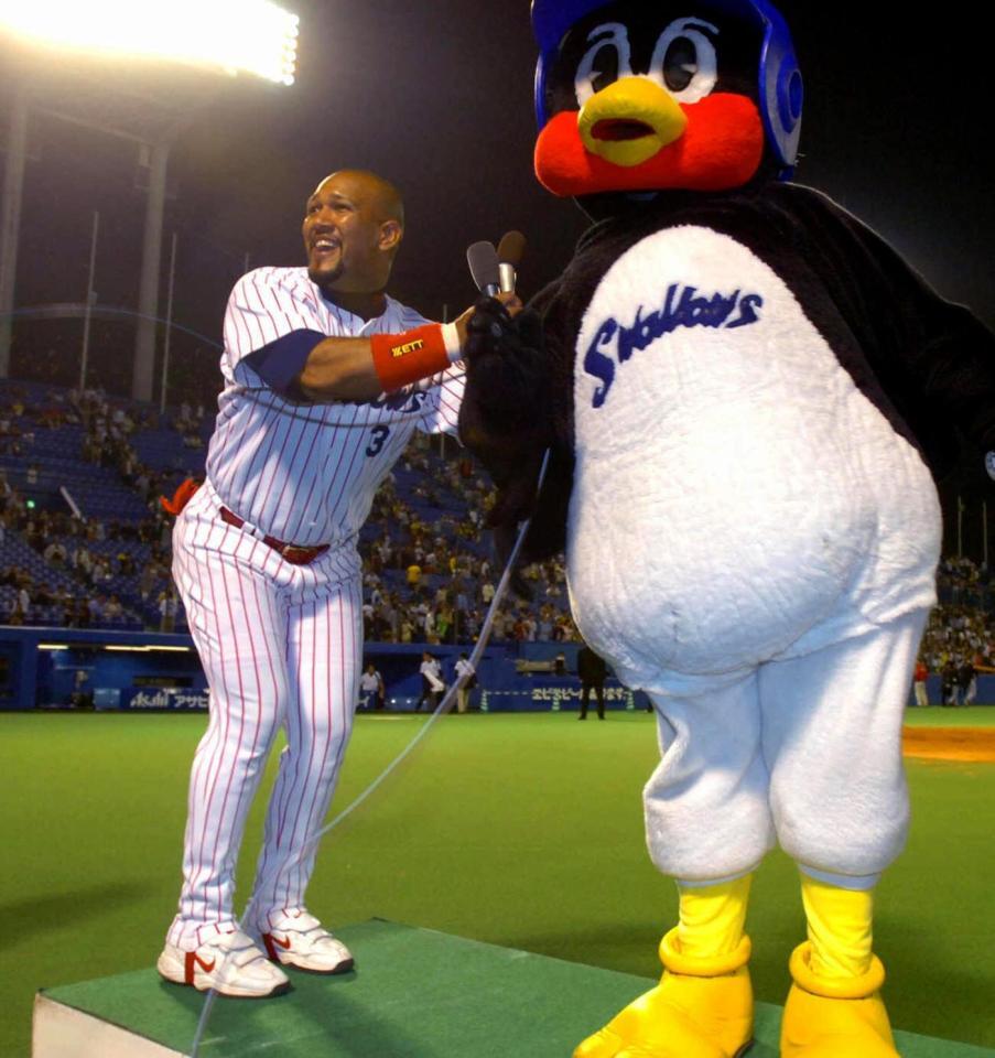 　お立ち台で２００５年度版のパフォーマンスを初披露したラミレス＝０５年４月