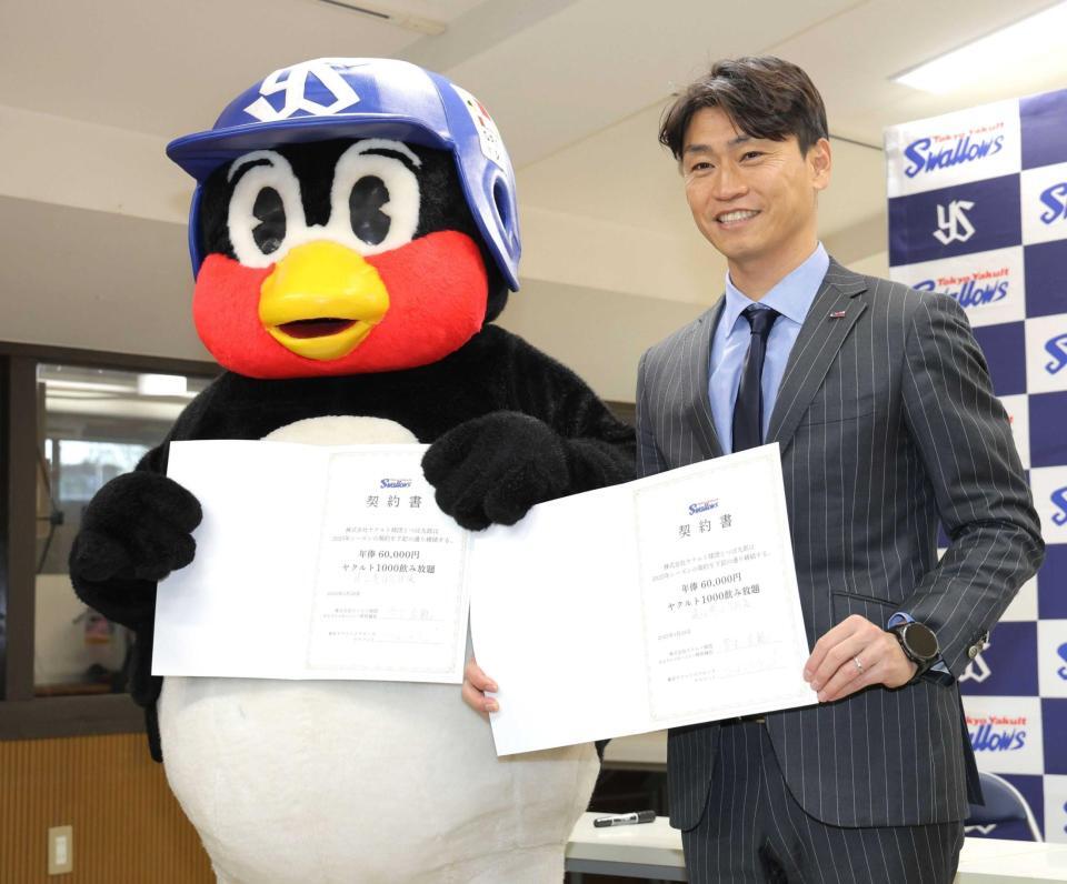 　青木宣親ＧＭ特別補佐（右）と契約書を持つつば九郎＝１月２８日