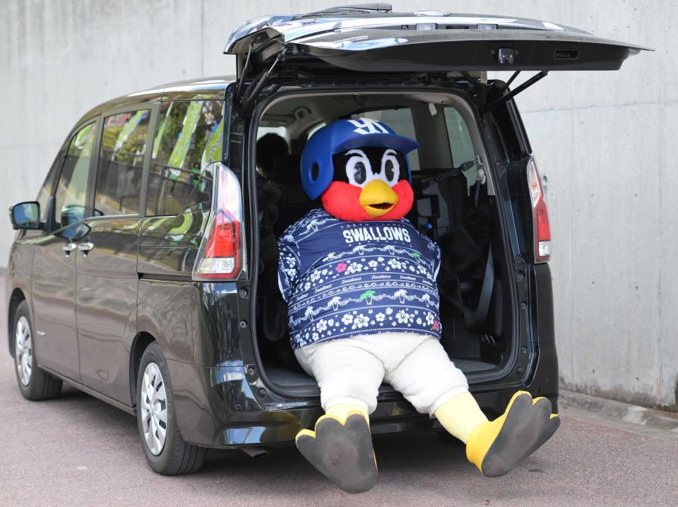 　ファンとのサイン会を終え、球場敷地内を車で引き揚げるつば九郎＝２４年２月
