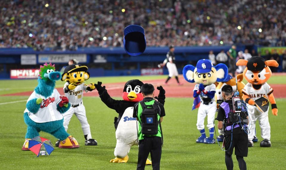 　オールスターゲームでくるりんぱを披露する、つば九郎（中央）＝２０２４年７月