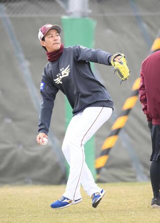 　助走をつけて遠投をする岸（撮影・佐々木彰尚）