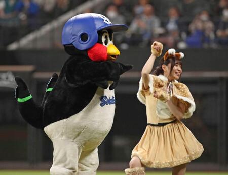 　きつねダンスを踊るファイターズガールと一緒に踊るつば九郎＝２３年５月