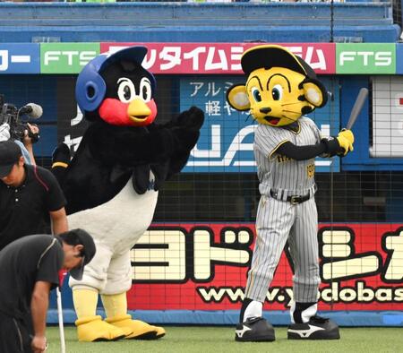 　試合前にファンを盛り上げるつば九郎（左）とトラッキー＝２０２３年９月