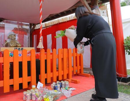 　涙ながらに献花する、つば九郎が大好きなファン（撮影・吉澤敬太）