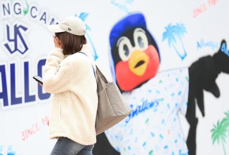 　つば九郎神社に参拝後、涙を拭うファン（撮影・吉澤敬太）