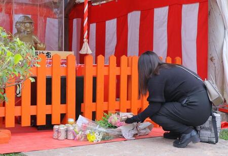 【写真】つば九郎神社に花をたむける女子ファン 大粒の涙を流しながら