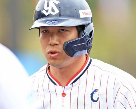 　３回、つば九郎のキャンプテンマークを胸に右前打を放った山田（撮影・吉澤敬太）