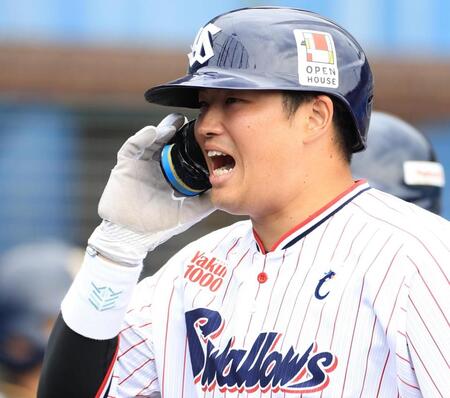 　２回、二塁打を放った村上は、ベンチに戻る際に声を出し気合いを入れる（撮影・吉澤敬太）