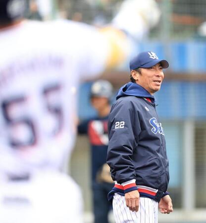 　選手交代を告げる高津監督（撮影・吉澤敬太）