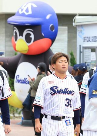 　つば九郎のバルーンの前を歩く田口（撮影・吉澤敬太）