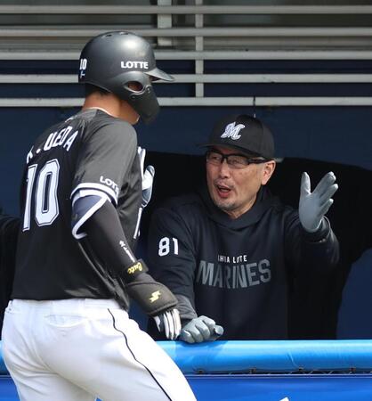 　１回、先制３ランを放った上田を迎える吉井監督