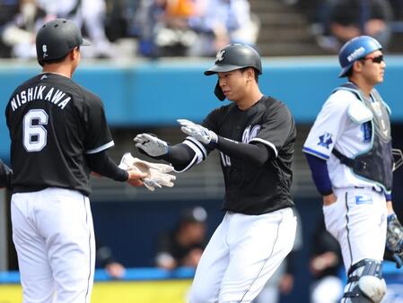 １回表、先制３ランを放ち西川に迎えられるロッテ・上田　※※　＝沖縄・宜野湾