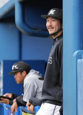 　練習試合の終盤、ベンチで笑顔を見せる石川歩（手前）