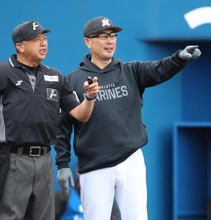　４回裏終了時、選手交代を告げる吉井監督