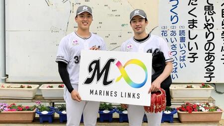 　小学校を訪問した種市（右）と田中晴（球団提供）